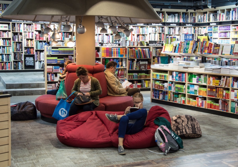 ecommerce-AIGUINES-min_books_bookstore_book_reader_readers_reading_shop_sale_books-849006