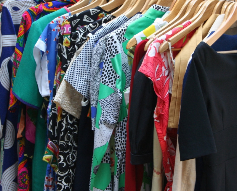 ecommerce-AIGUINES-min_dresses_apparel_clothing_clothes_clothes_hangers_wooden_hangers_retail_shop_closet-1149845