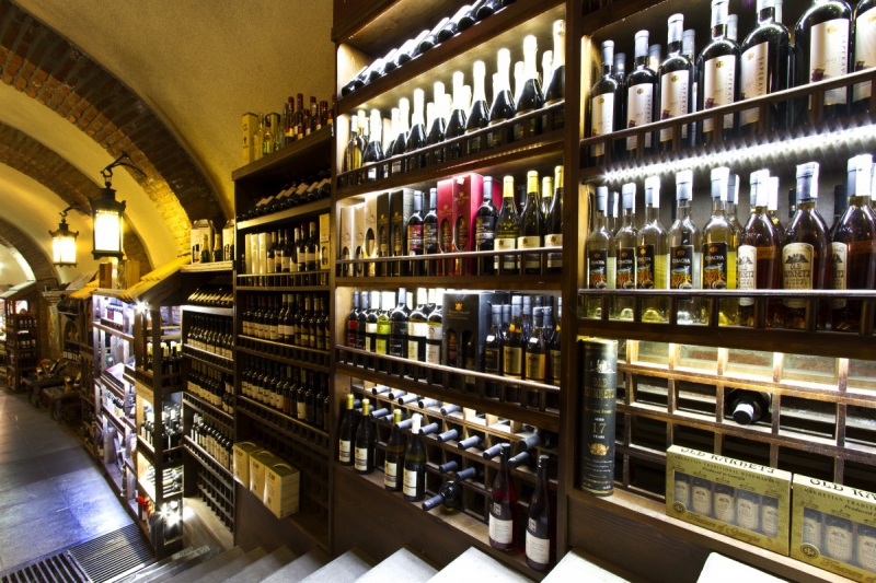 ecommerce-AIGUINES-min_world_street_travel_shop_canon_georgia_wine_bottles-429767